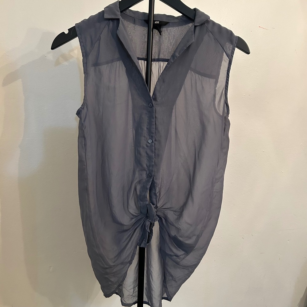 H&M Women's Gray Sleeveless Top Blouse Button Down Front Tie Size 6